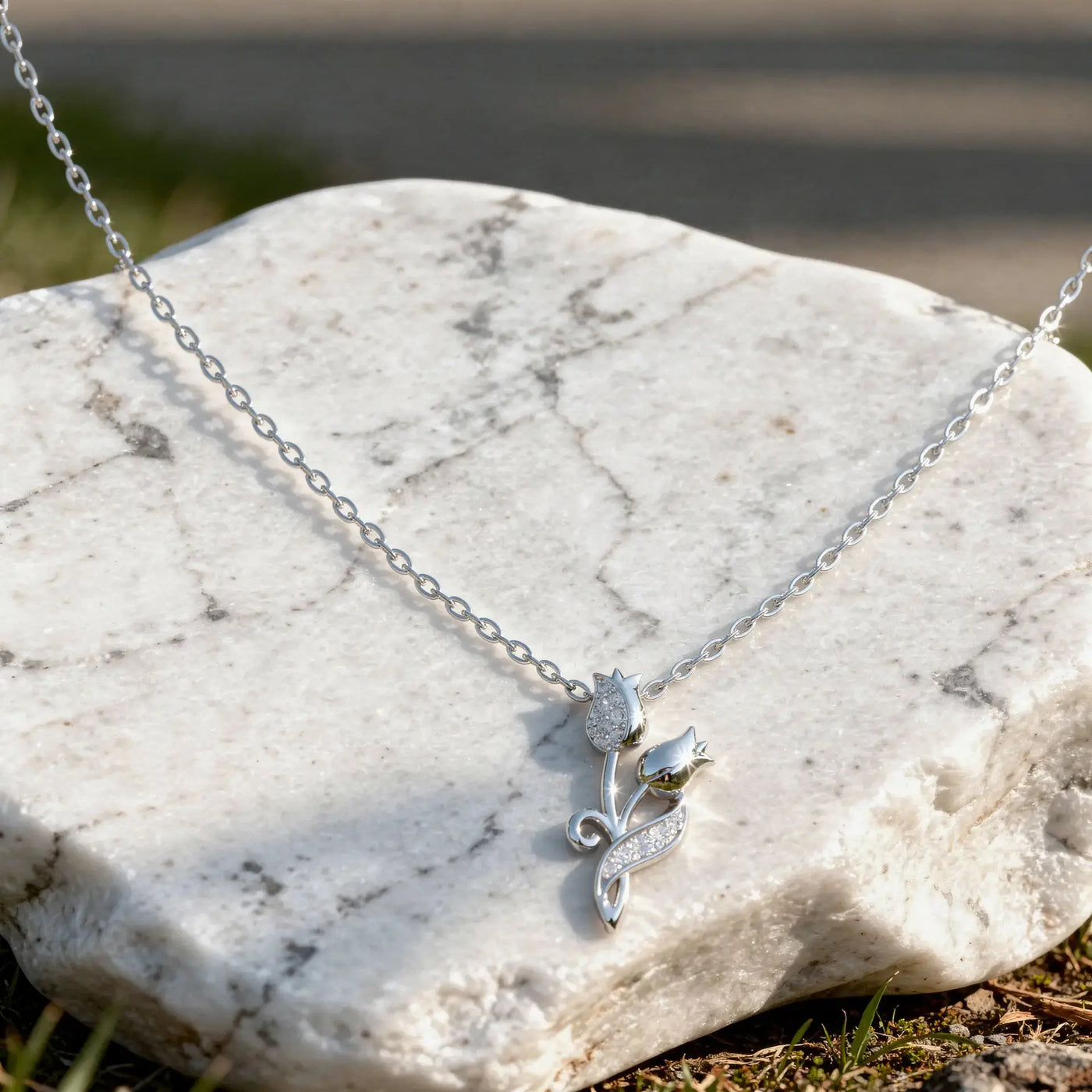 Close-up: Round Diamond Necklace with Prong Setting in 925 Silver - Lab Grown - Driona Jewels